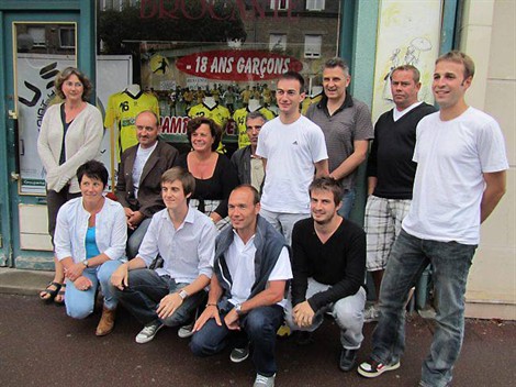 Le bureau devant la vitrine du club